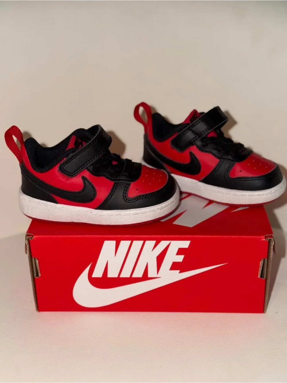Nike Kids Black & Red Low-Top Sneakers with Hook-and-Loop Strap